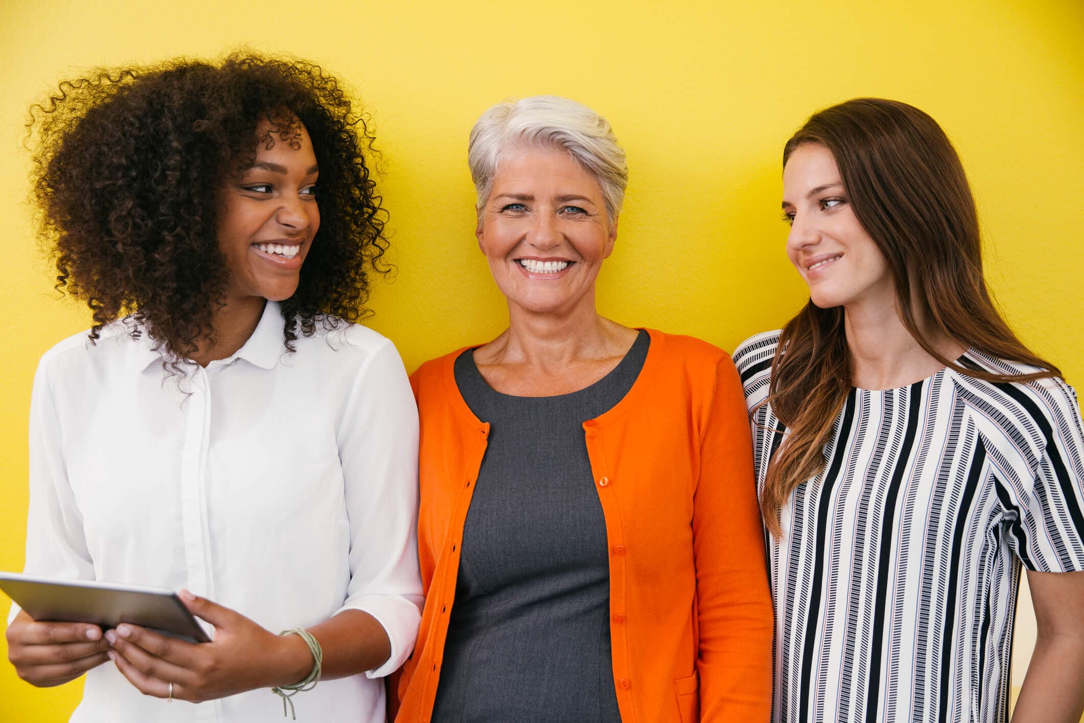 grupo de mujeres sonriendo