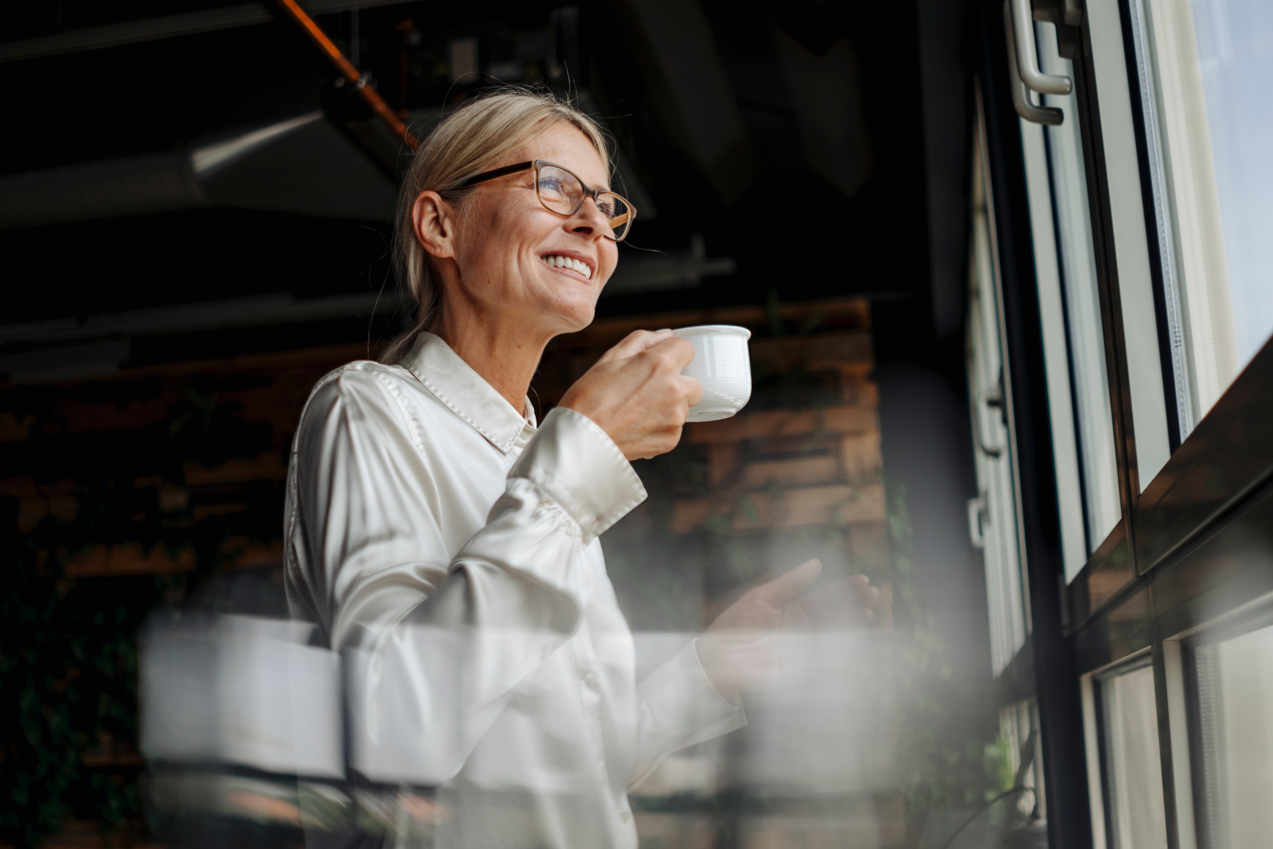 mujer profesional en oficina sonriendo