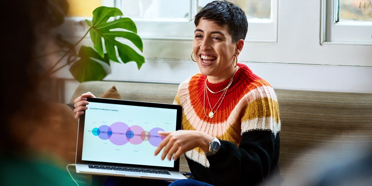 mujer en oficina presentando datos