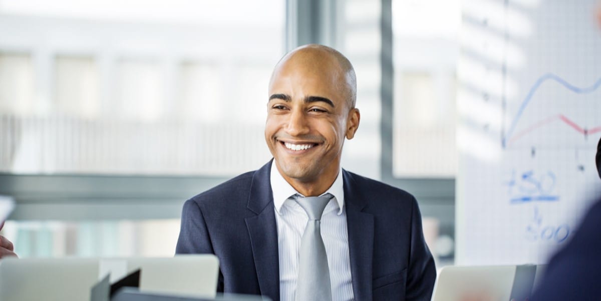 hombre profesional sonriendo, oficina