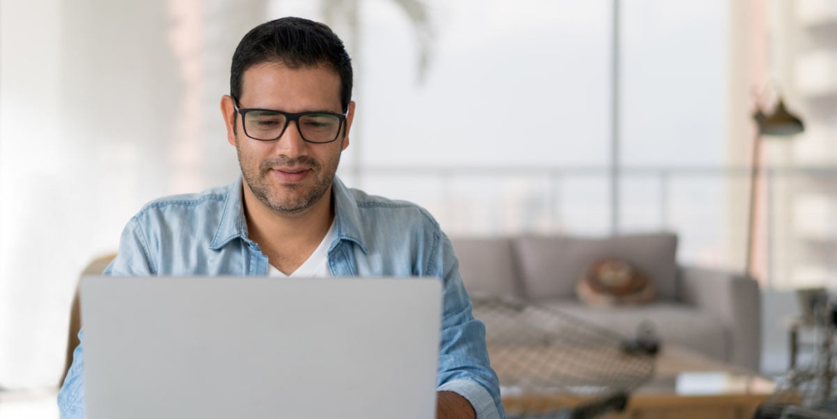 hombre trabjando en casa, laptop