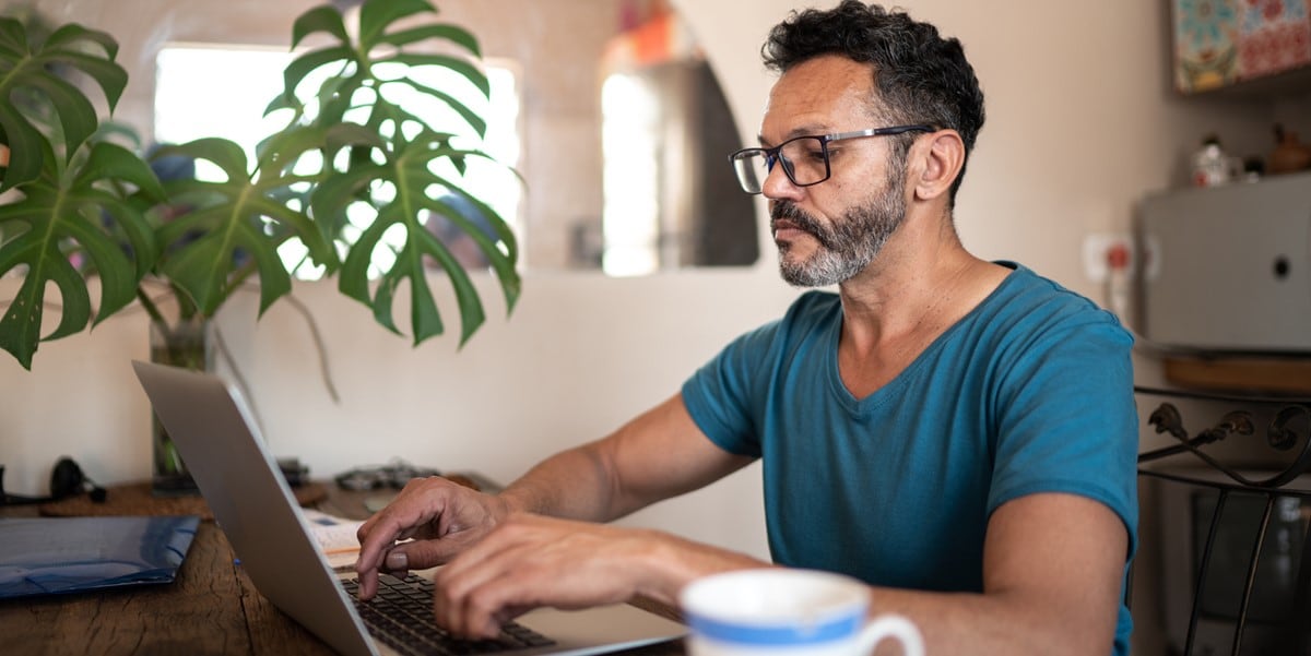 hombre trabajando, laptop