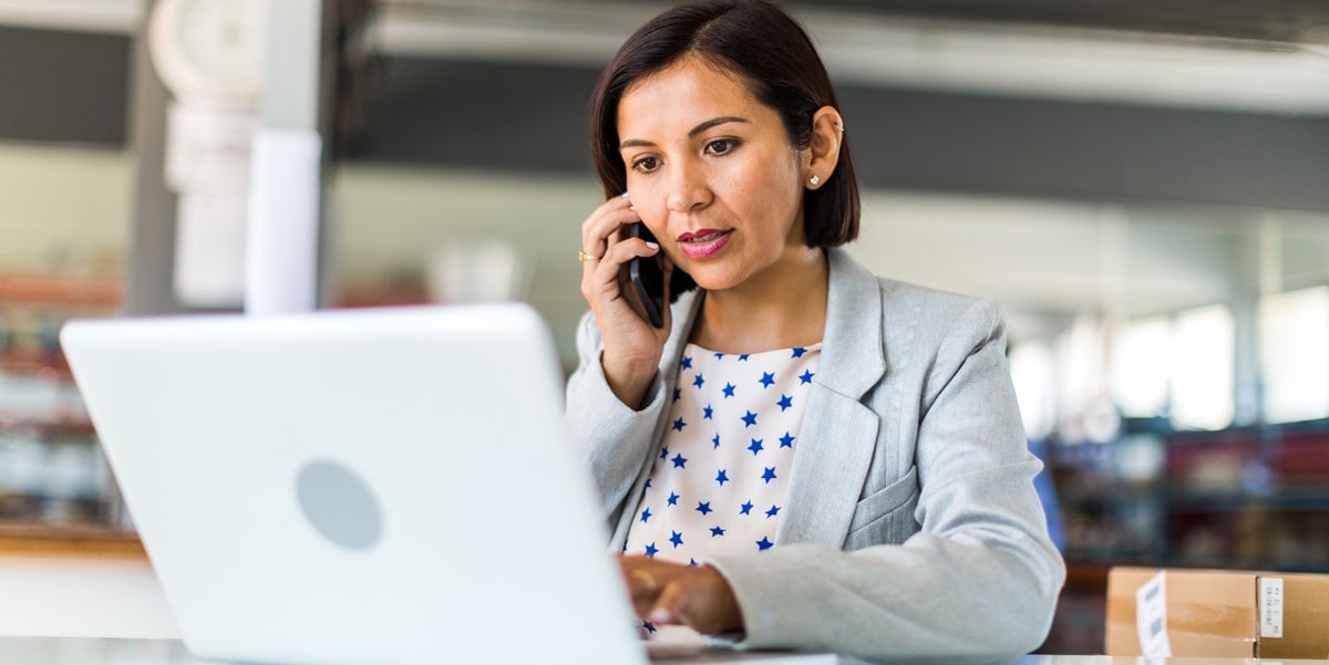 mujer trabajando en escritorio