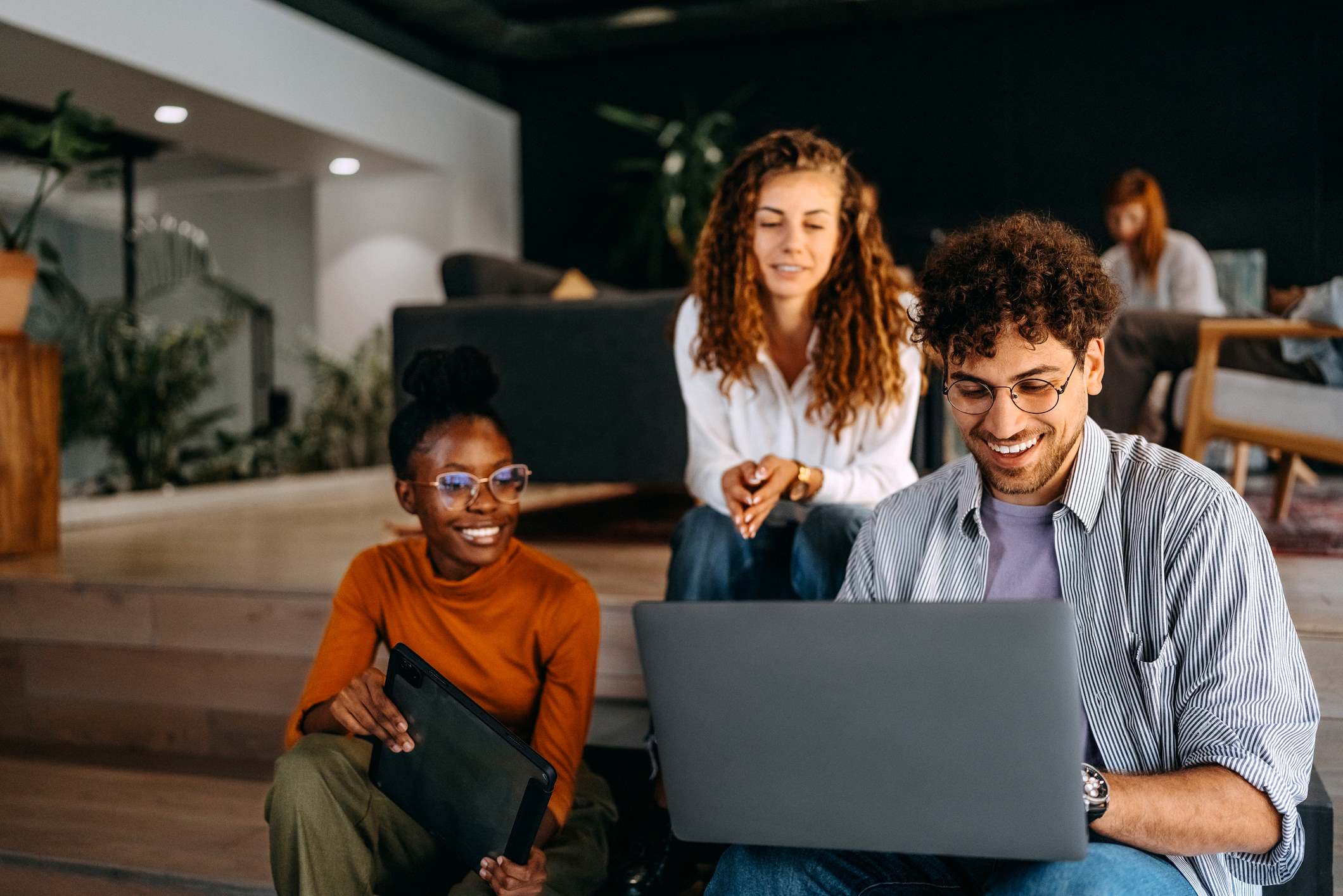 tres personas mirando a una pantalla de ordenador