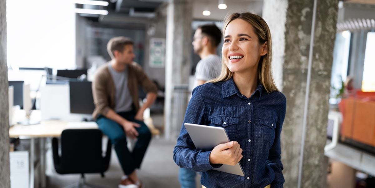 mujer sonriendo en oficina