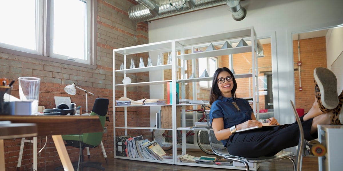 mujer sentada en oficina sonriendo