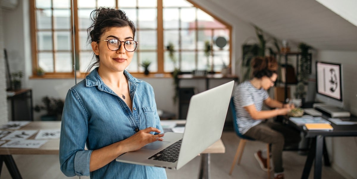 mujer en oficina con laptop