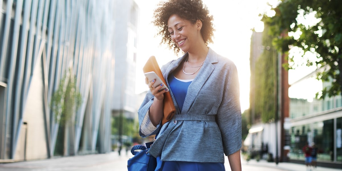 mujer viajando