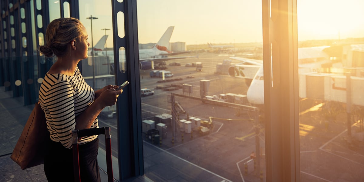 mujer en aeropuerto