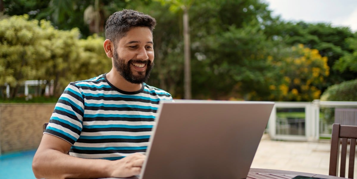 man wokring outside on laptop