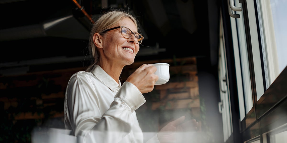 mujer profesional en oficina sonriendo