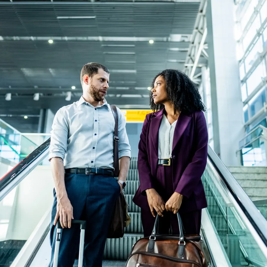 dos_personas_viajando_por_trabajo